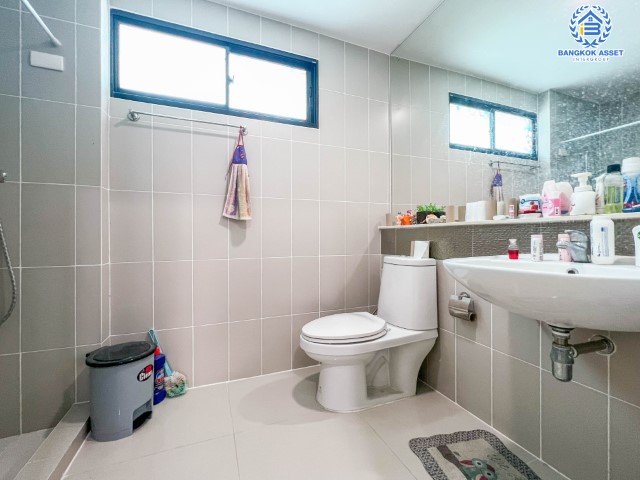 *****ทาวน์โฮมมือสองย่านนนทบุรีฯ ม.บ้านกลางเมือง รัตนาธิเบศร์ เนื้อที่กว้าง 18.10 ตร.ว. บ้านสไตล์ home office หน้าบ้านไม่ชนกับใคร พร้อมฟังก์ชัน 3 ห้องนอน 3 ห้องน้ำ ที่จอดรถ 2 คัน บนทำเลแห่งการเดินทาง ใกล้รถไฟฟ้าสายสีม่วง "สถานีบางกระสอ" และทางด่วน "ศรีรัช"